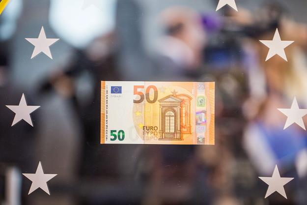 W nowych wzorach banknotów euro uwzględniono kraje, które przystąpiły do Unii po 2002 roku. 