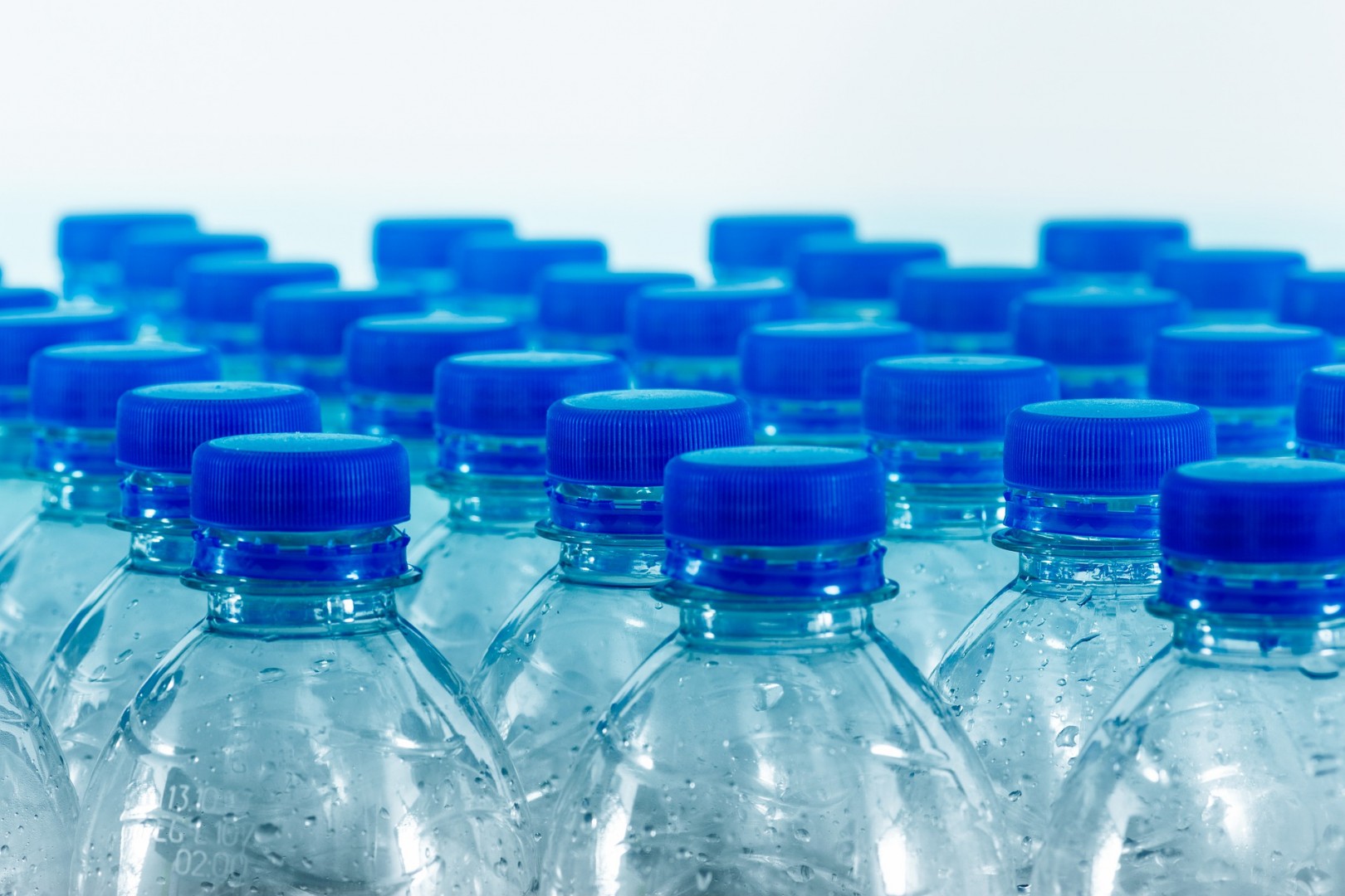 Kaucja za plastikowe butelki? To prawdopodobnie nieuchronne następstwo nowej unijnej dyrektywy o odpadach. 